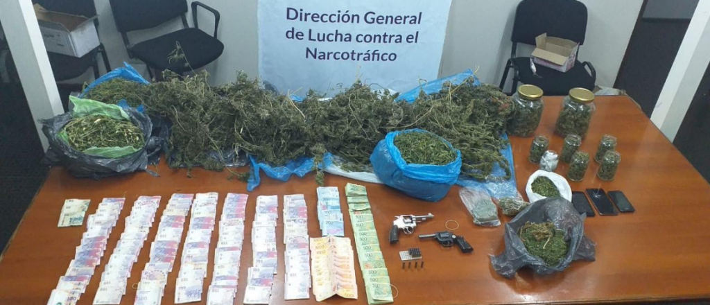 Cayeron con drogas, armas y plata en Las Heras