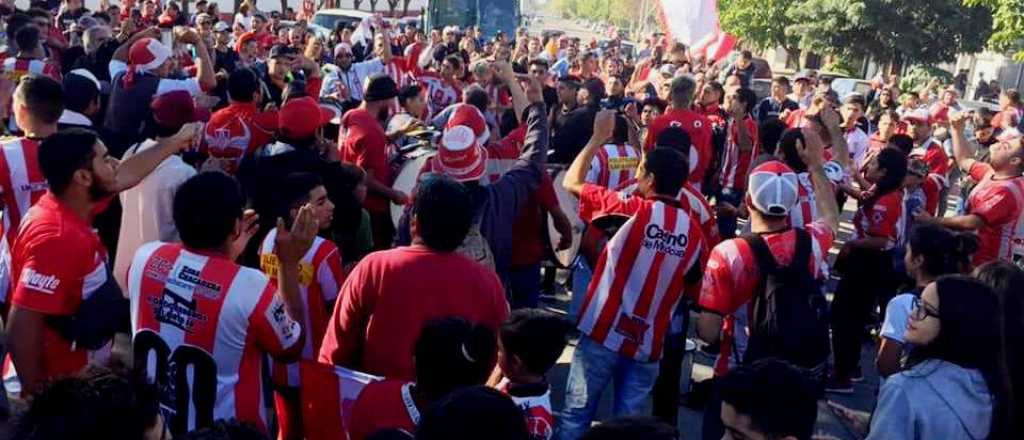 Emotivo y multitudinario banderazo de despedida al plantel de San Martín