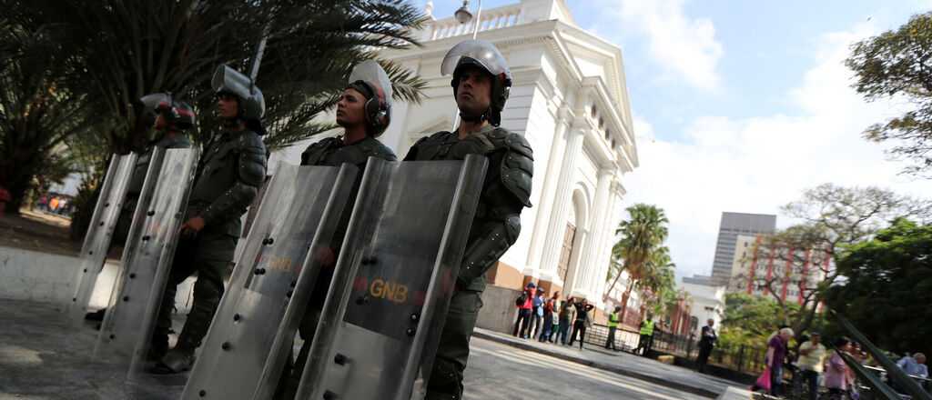 Militares sitiaron el Parlamento de Venezuela