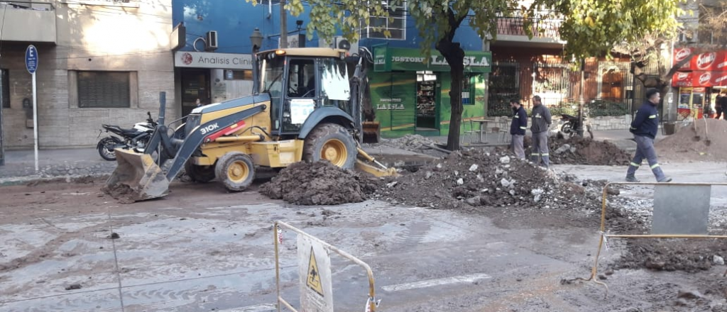 Corte en calle Patricias Mendocinas por un caño de agua roto