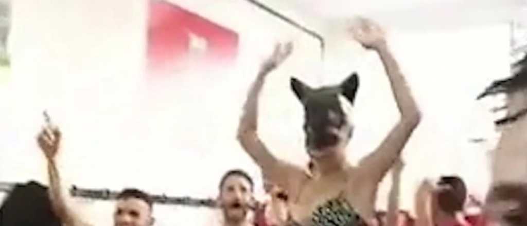 Video: futbolistas festejaron el ascenso con una stripper en el vestuario