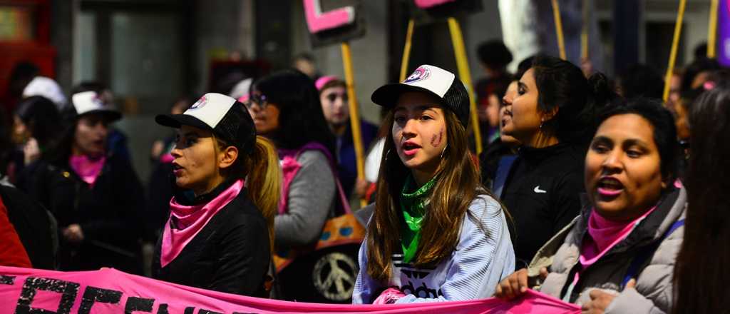 Multitudinaria quinta marcha de #NiUnaMenos en Mendoza