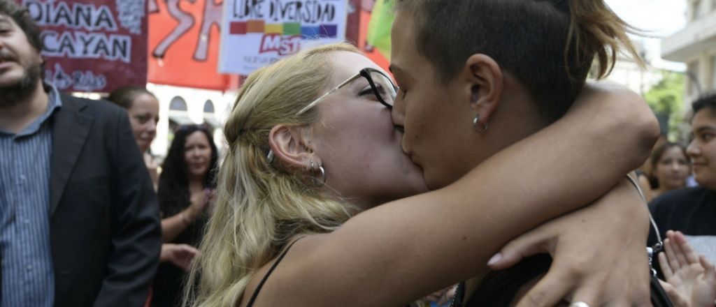 Condenada por besar a su esposa el día del orgullo