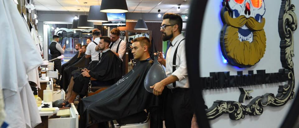 Buenos Muchachos BARbería y Mendoza Post le cambian el look a tu papá