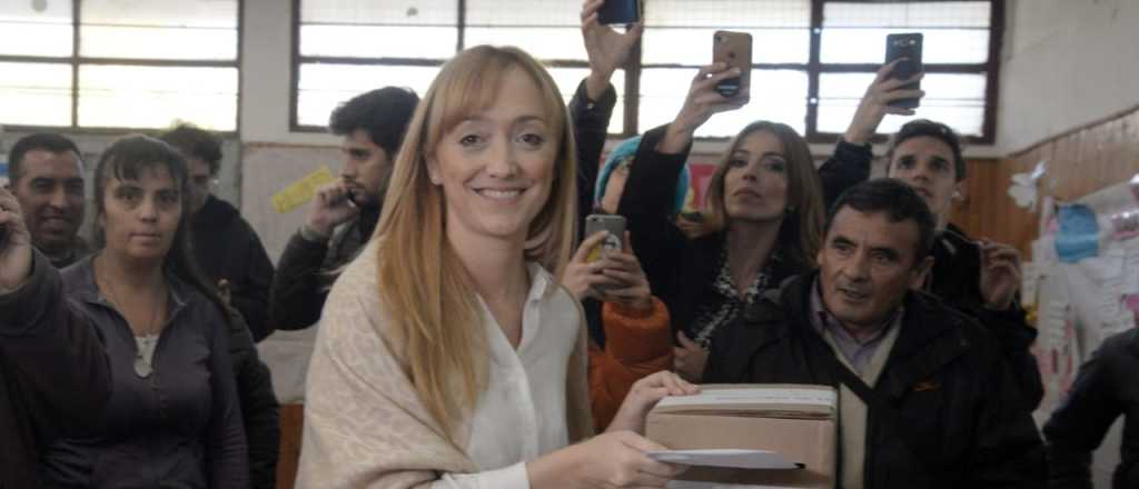 Anabel F. Sagasti votó y cuestionó el sistema de recuento de votos