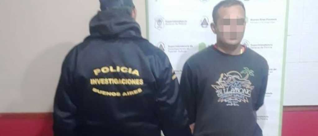 Policías disfrazados de jugadores detuvieron a un hombre durante un partido