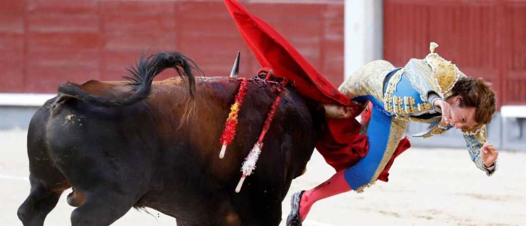 Video: un torero terminó corneado "a lo brochette"