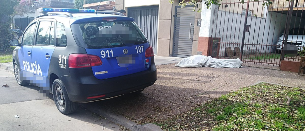 Un hombre murió en la calle y estuvo tirado en la vereda siete horas