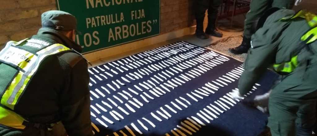 Detuvieron a un peruano en Potrerillos traficando casi 3 kilos de cocaína