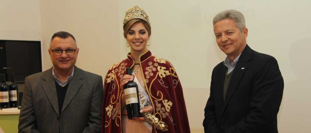 Le pusieron el nombre de la reina de Vendimia a una botella