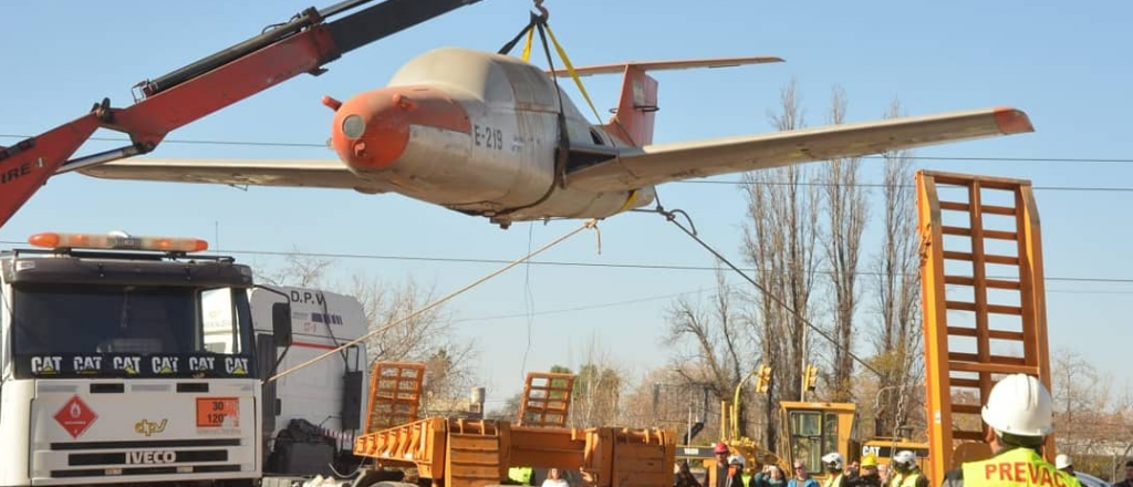 Así trasladaron el avión de la rotonda de Las Heras