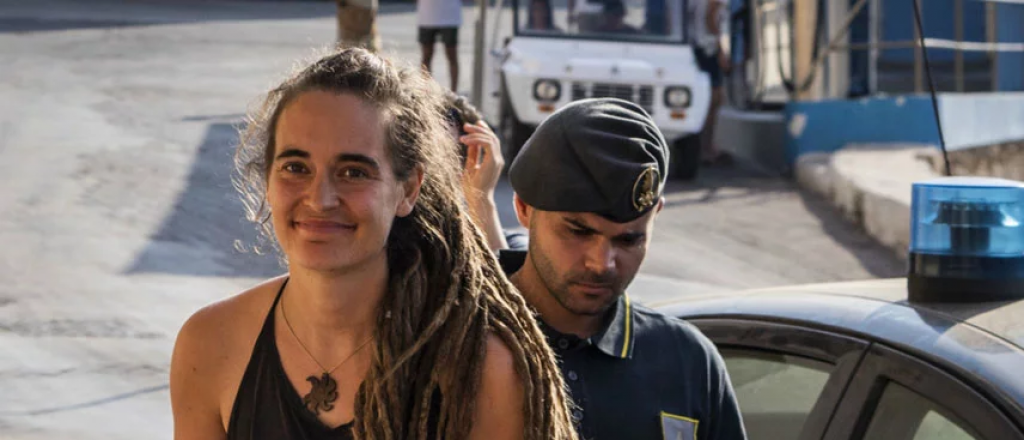 La capitana Rackete, que salvó a 40 inmigrantes, declara para no ir presa
