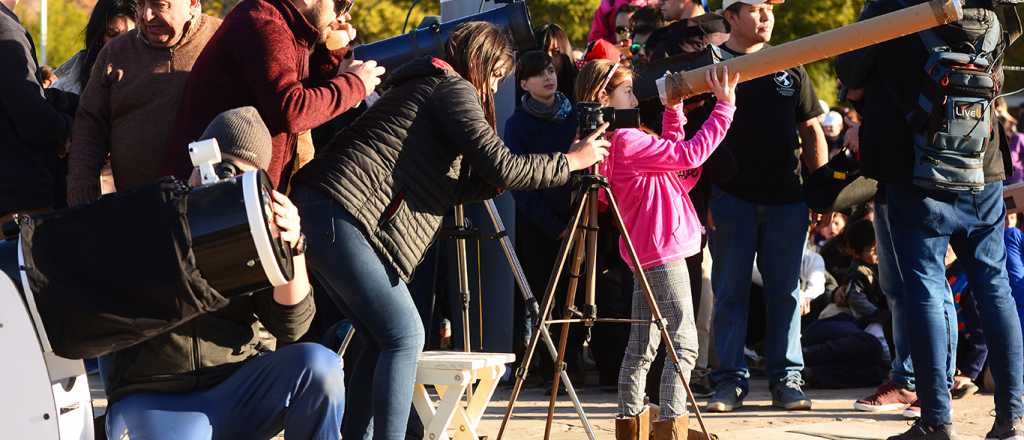 Así vieron los mendocinos el eclipse solar en el Parque Central