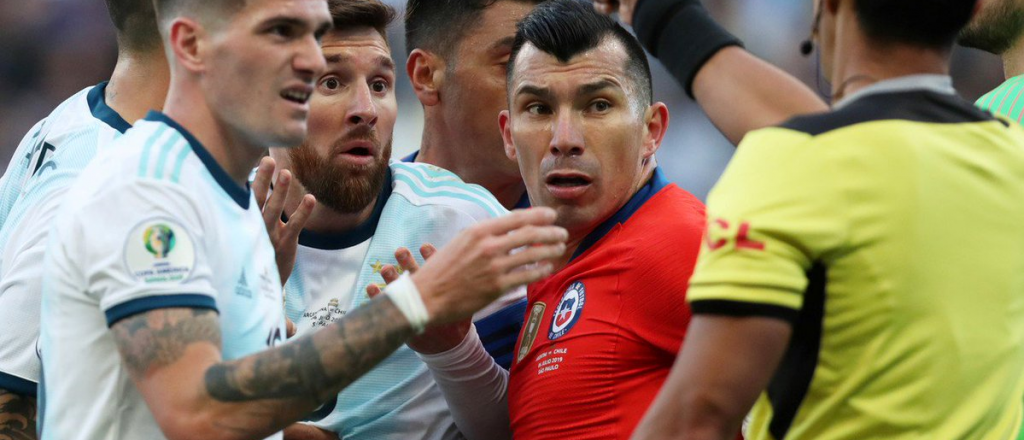 El papelón que no se vio: Medel le tiró un chicle a hinchas argentinos