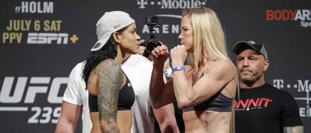 Amanda Nunes y una fulminante patada en el primer round de lucha femenina 