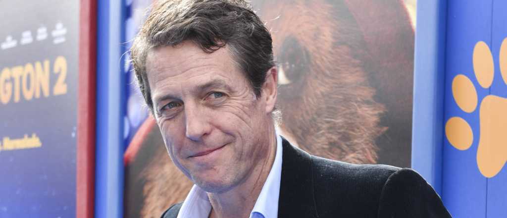 Video: el momento en que Hugh Grant agrede a una mujer por "grabarlo"