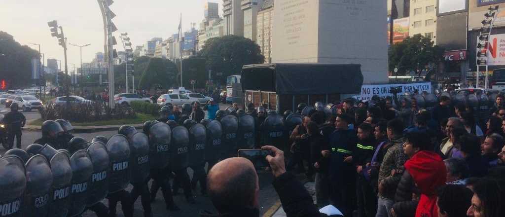 Incidentes en el Obelisco: policías impiden instalar carpas para los sin techo