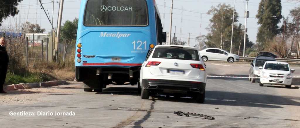 La dueña de Átomo atropelló a 2 chicos, siguió y chocó contra un micro