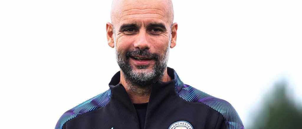 El increíble dominio de pelota de Pep Guardiola, ¿con los ojos cerrados?