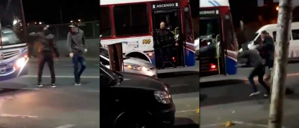 Video: brutal pelea entre un colectivero y dos jóvenes