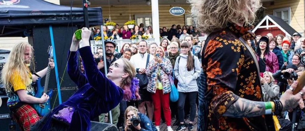 El festival más bizarro del mundo: competencia de tejido y heavy metal 