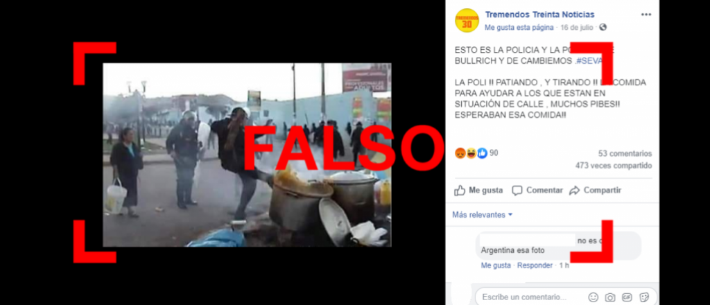 No, esta foto no es de un supuesto Policía pateando una olla en la Argentina