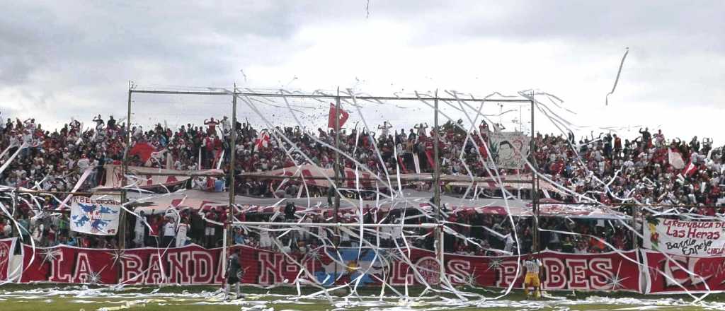 Por el Zonda, un árbol destruyó parte de la cancha de Huracán Las Heras