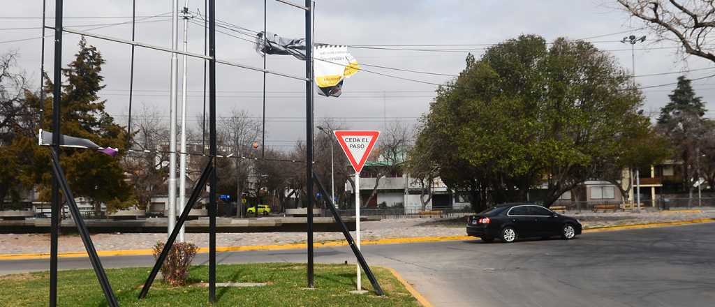 Defensa Civil advirtió que el Zonda bajará al llano a las 18