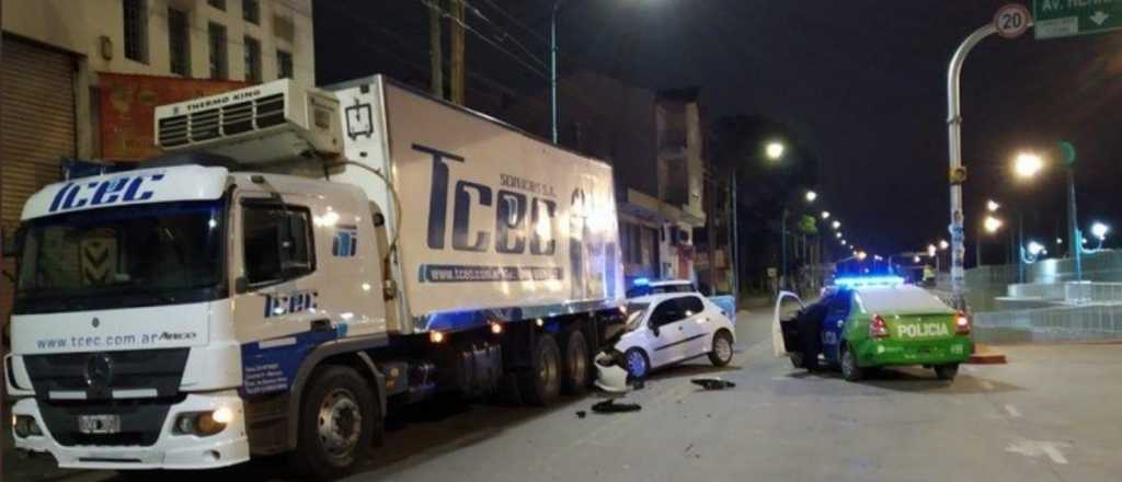 Un auto chocó contra un camión estacionado y murieron tres mujeres