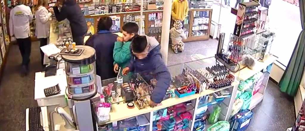 Video: tres "pibes" robaron en una farmacia de Maipú