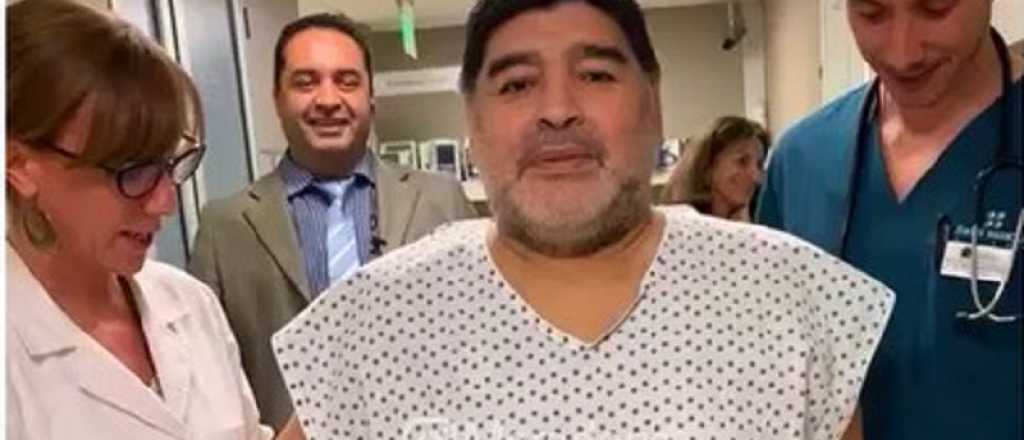 Diego Maradona ya recibió el alta y camina sin andador