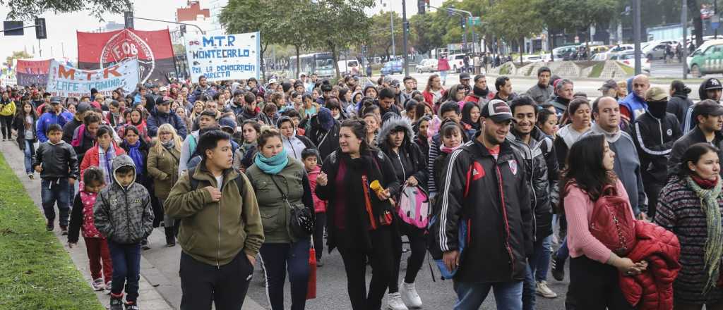 "Polentazo nacional" en el Obelisco en protesta contra Macri