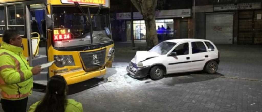 Borracho chocó contra un micro en Ciudad