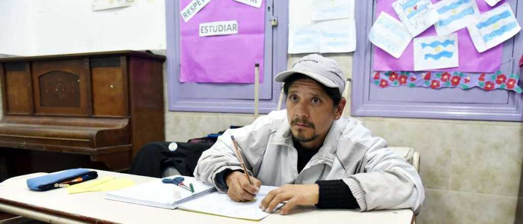 Duerme en la calle y retomó la primaria en busca de un trabajo digno