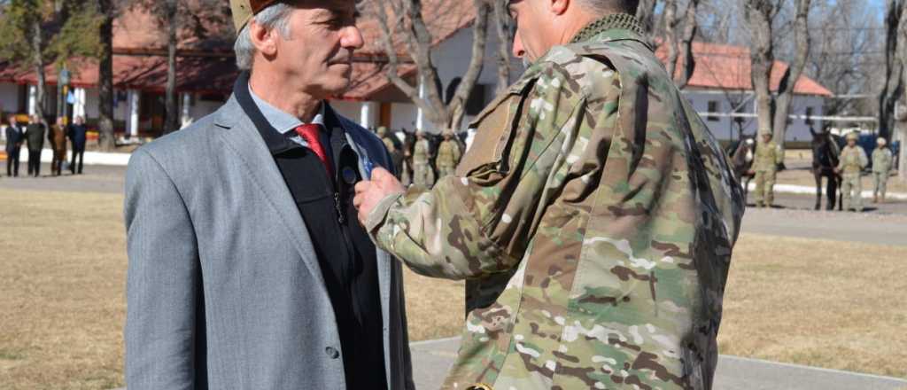 El director de Defensa Civil fue condecorado por su trayectoria en montaña