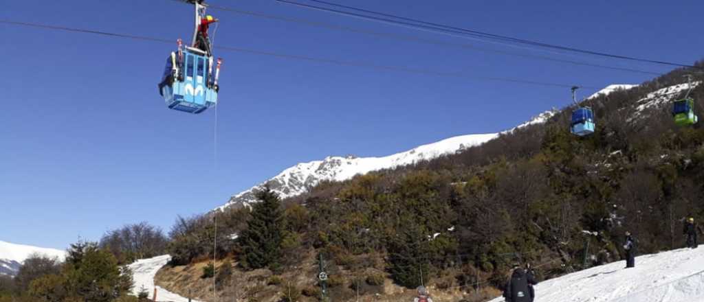 Video: evacuaron a más de 250 por fallas en una telecabina del Cerro Catedral