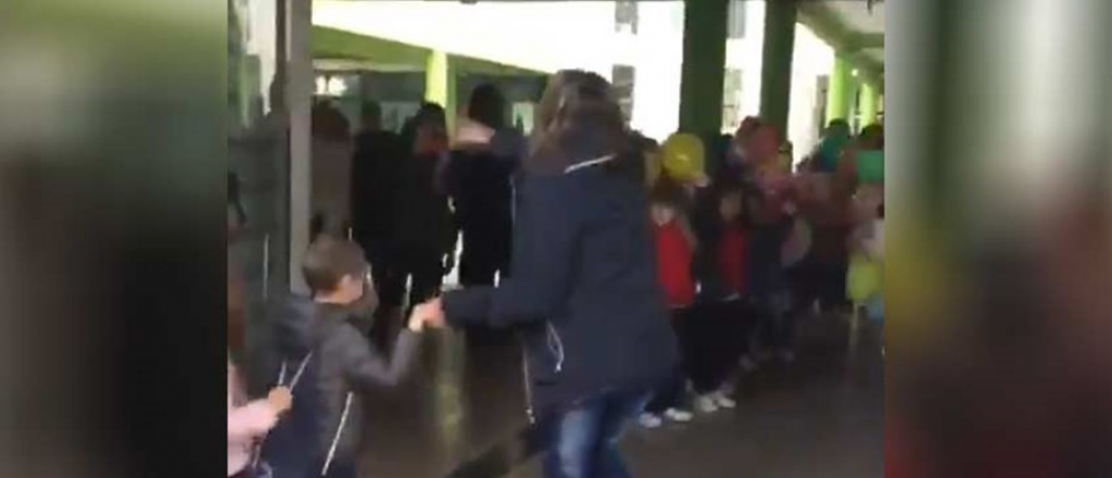 Un nene venció al cáncer y sus compañeros de jardín lo sorprendieron