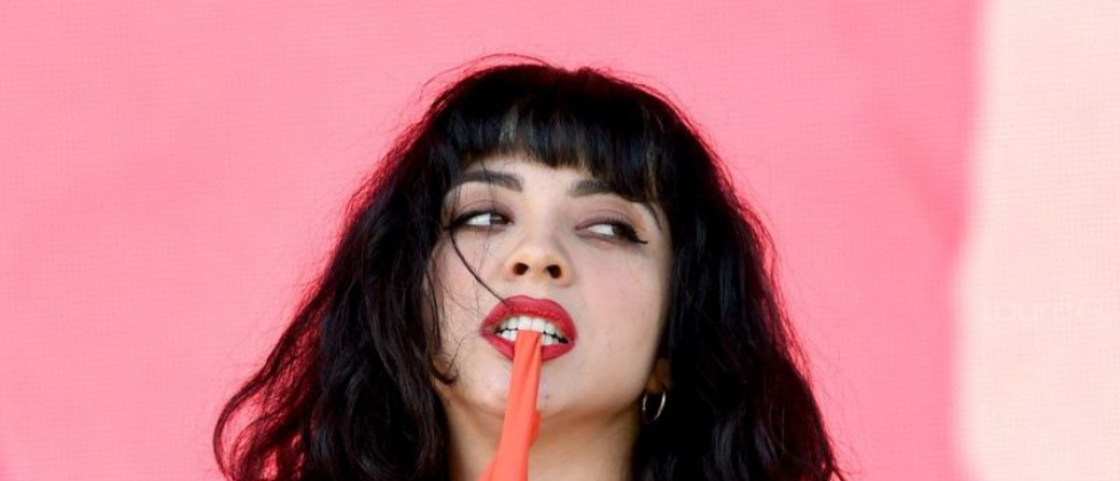 Mon Laferte afirmó que YouTube restringió su video con sangre menstrual