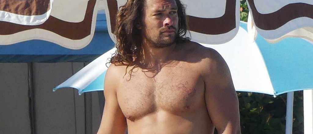 La misteriosa foto de Jason Momoa en medio de una protesta