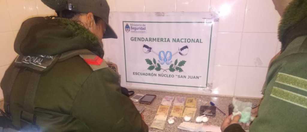 Detuvieron a una pareja mendocina que llevaba cocaína a San Juan