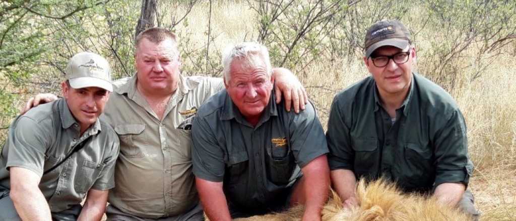 Le disparó a un león a quemarropa y sus amigos lo felicitaron