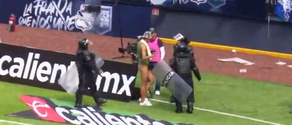 Videos: hincha invadió una cancha vestido como el "Negro de WhatsApp"