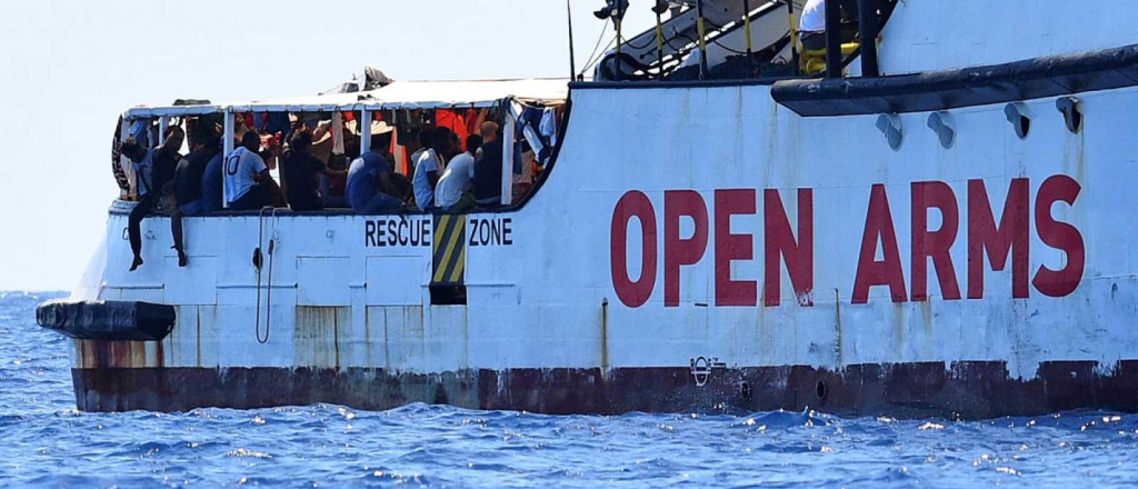 Nueve inmigrantes que viajaban en el Open Arms se arrojaron al agua