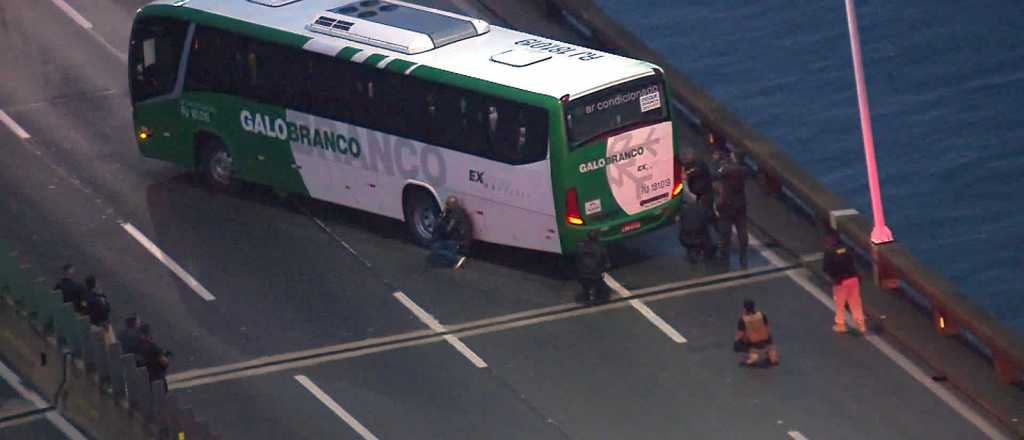 Un hombre secuestró un colectivo y tomó a 40 rehenes en Río de Janeiro 