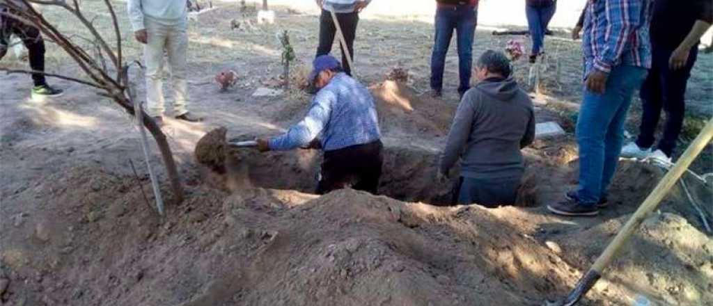 Cavaron la tumba de su madre porque en el cementerio hacían otra obra