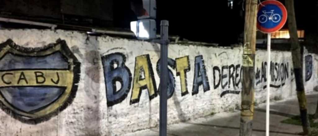 Derecho de admisión: las pintadas de la barra de Boca contra el gobierno