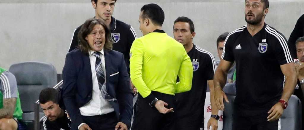 Almeyda enloqueció, insultó al árbitro e invitó a pelear a un hincha