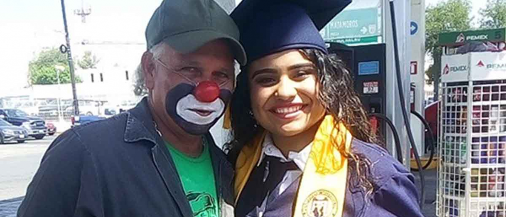 Se graduó y sorprendió a su papá "payaso" con su título