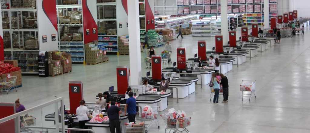 Las ventas en súper y shoppings cayeron hasta 13,2% interanual