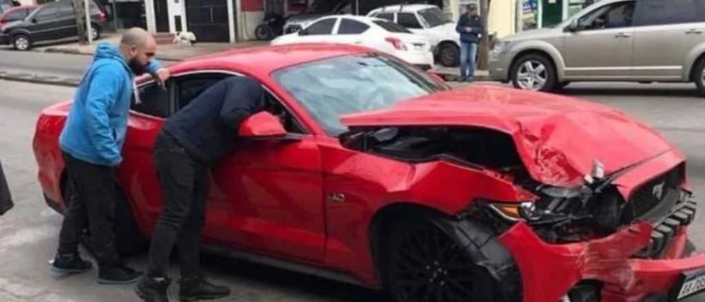 Dejó el Ford Mustang en el taller y se lo chocaron contra la pared